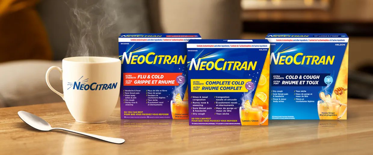 Tasse de NeoCitran sur un comptoir de cuisine avec la gamme de produits NeoCitran