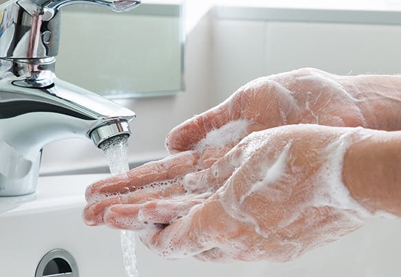 Personne qui se lave les mains