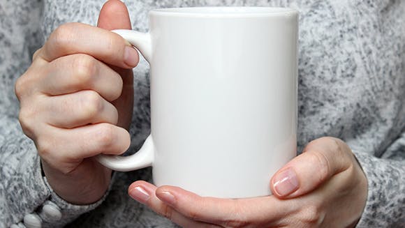 Personne qui a une boisson chaude à la main