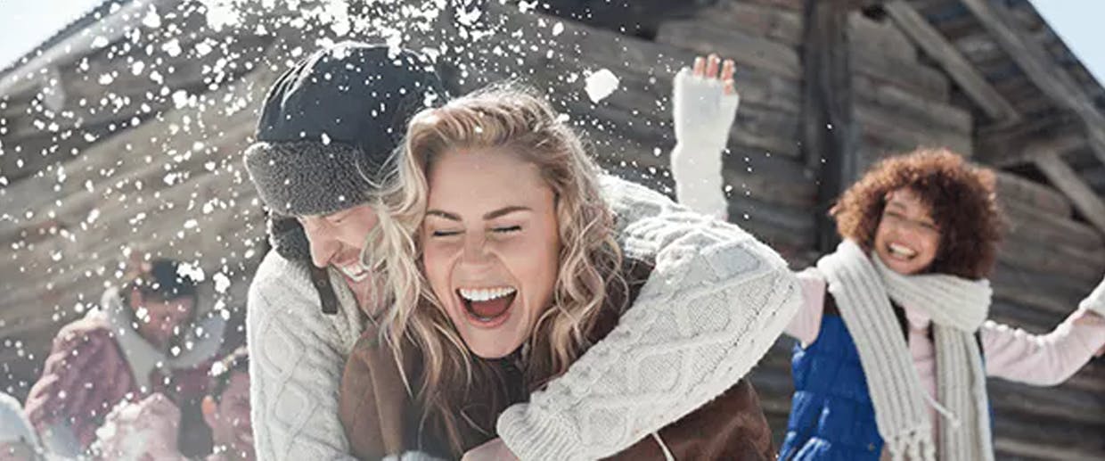 Couple qui joue dans la neige