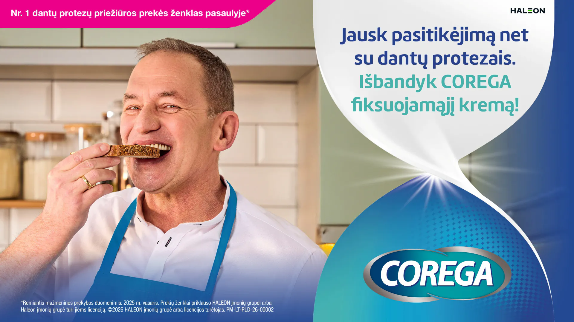 Asmuo virtuvėje prie COREGA fiksavimo kremo reklamos.