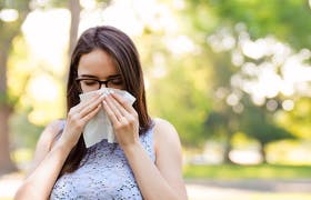 Une femme souffrant d'allergie comme le rhume des foins