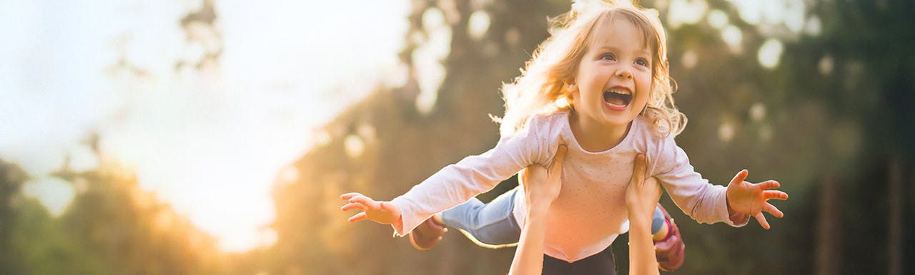 Une jeune fille qui respire librement en plein air