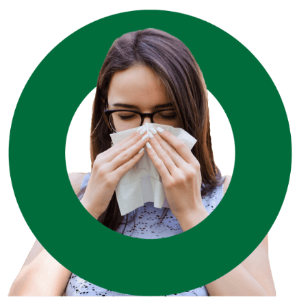 Persona che si soffia il naso per il raffreddore - Rinazina
