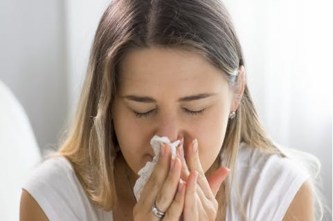 Ragazza con sintomatologia da rinite allergica - Rinazina