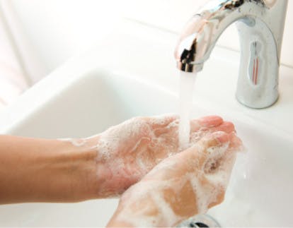 Atto di lavarsi le mani al lavandino - Rinazina