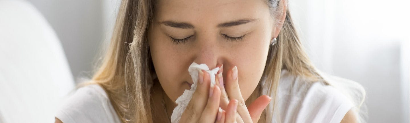 Ragazza che si soffia delicatamente il naso - Rinazina