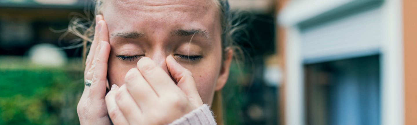 Ragazza con sintomi di congestione nasale - Rinazina