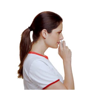 Profilo di ragazza che utilizza uno spray nasale - Rinazina