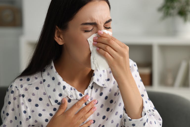 Ragazza che si soffia il naso che cola - Rinazina