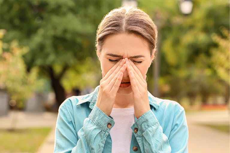 Ragazza con naso chiuso da allergia - Rinazina