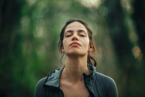 Ragazza che inspira dopo aver liberato il naso tappato - Rinazina 