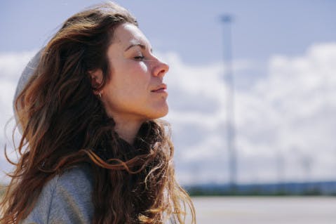 Ragazza che respira bene dopo un lavaggio nasale - Rinazina 