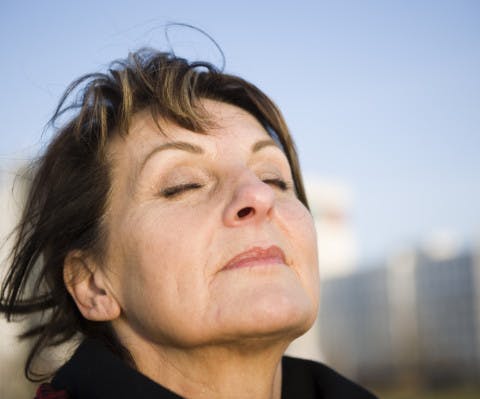 Donna che respira dopo l'uso di gocce nasali - Rinazina
