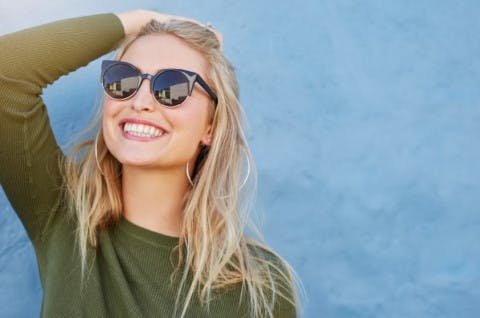 Ragazza che si asciuga i capelli per non prendere il raffreddore - Rinazina