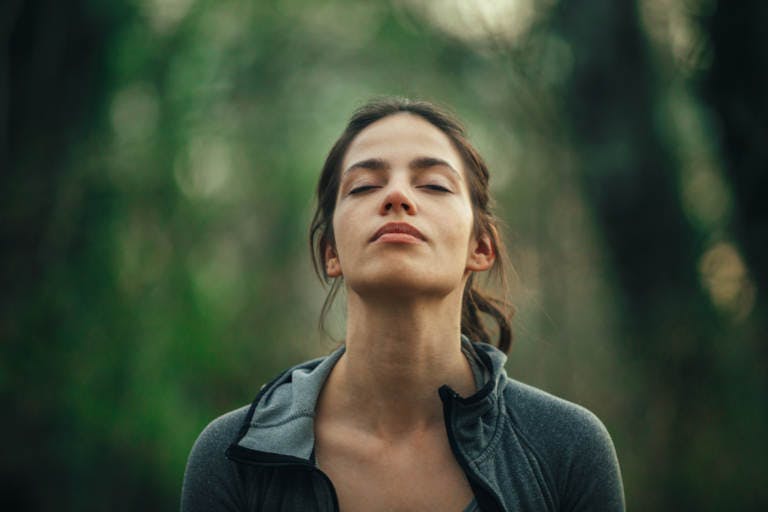 Ragazza che respira bene dopo un lavaggio nasale con soluzione salina - Rinazina