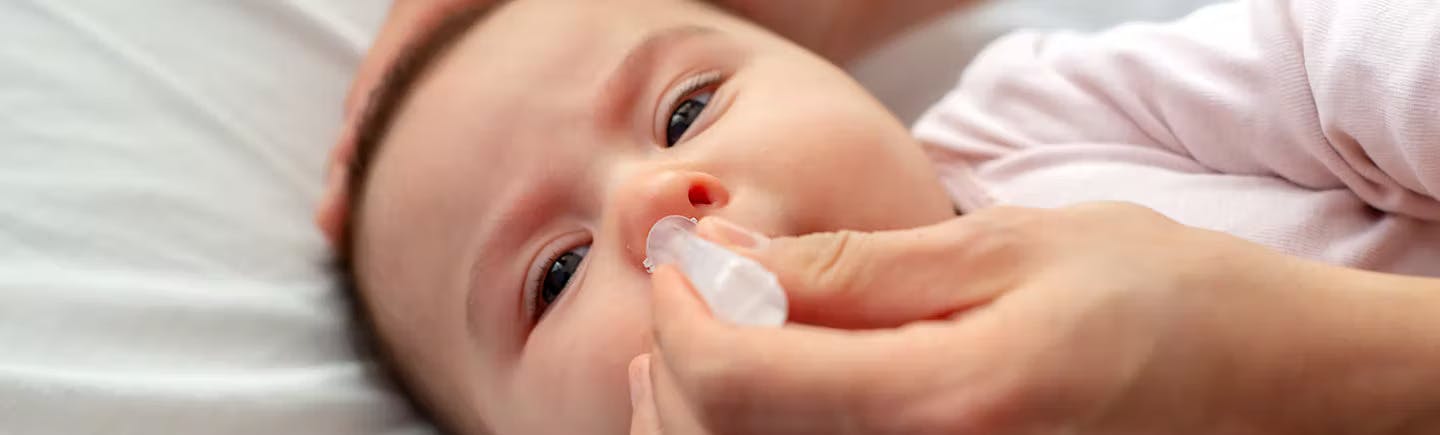 Baby med tett nese som bli behandlet med Otrivin 0,5mg/ml for barn