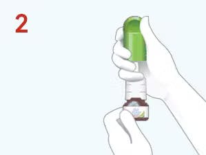 Illustrasjon av hvordan man bruker Otrason nesespray: ta av den rønne korken