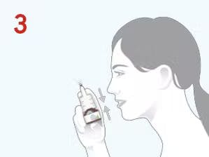 Illustrasjon som viser hvordan man skal bruke Otrason nesespray 