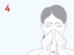 Illustrasjon av kvinne som snyter seg for å rense neseborene før bruk av Otrason nesespray