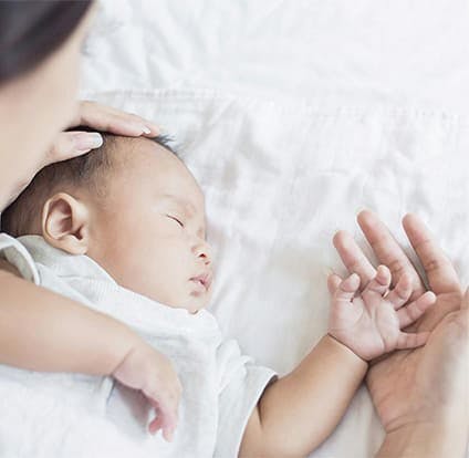 Madre contemplando a su bebé.