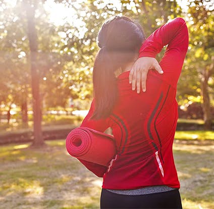 Mujer joven con dolor en la nariz y la cabeza.