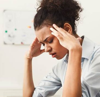 Mujer joven con dolor en la nariz y la cabeza.