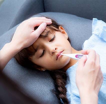 Mujer joven con dolor en la nariz y la cabeza.