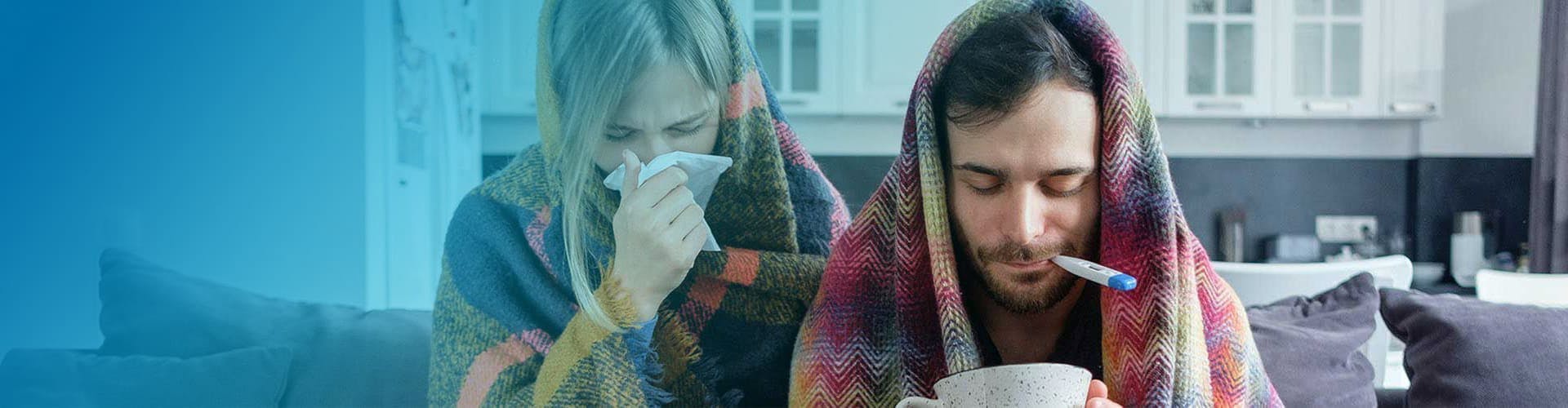 Pareja con síntomas gripales y fiebre.