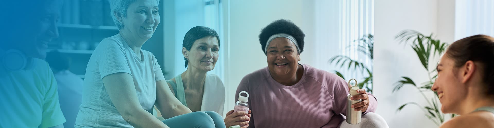 Dos adultos mayores hablando con su entrenadora.