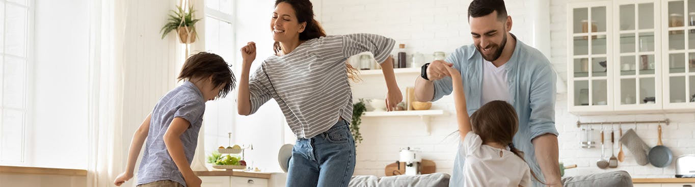 عائلة ترقص في المنزل عائلة ترقص في المنزل