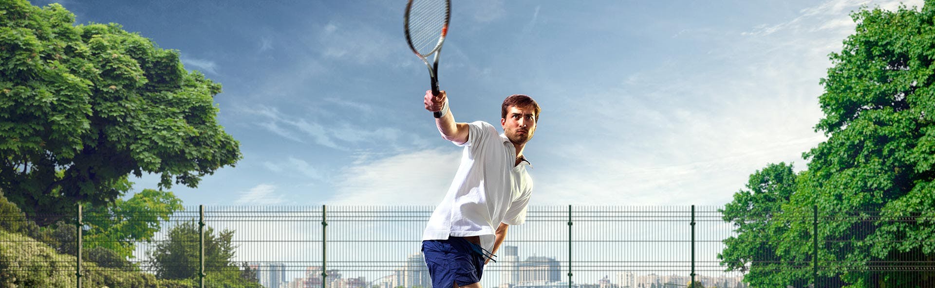 رجل يلعب رياضة كرة المضرب