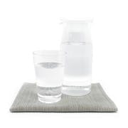 Jarra y vaso con agua.