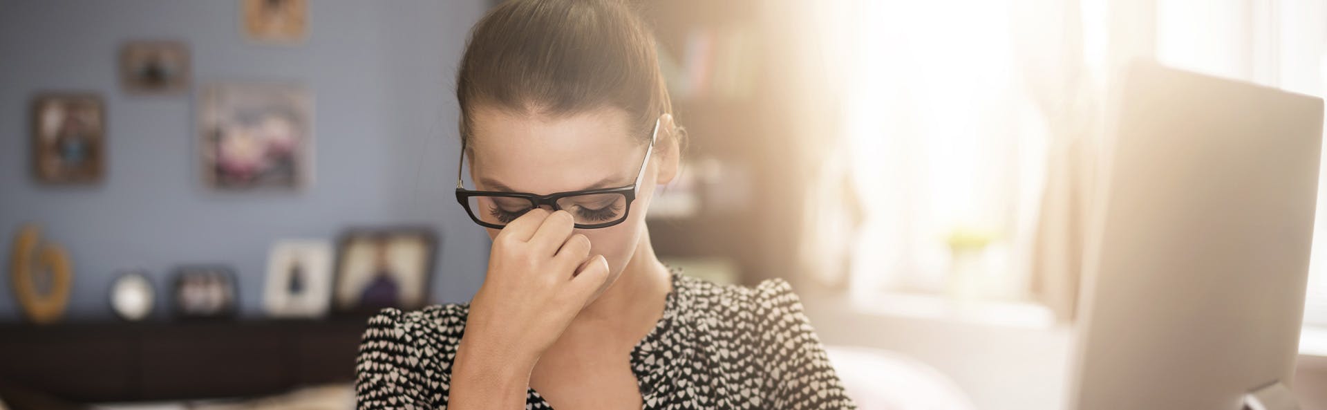 Mujer con migraña, muy adolorida. 