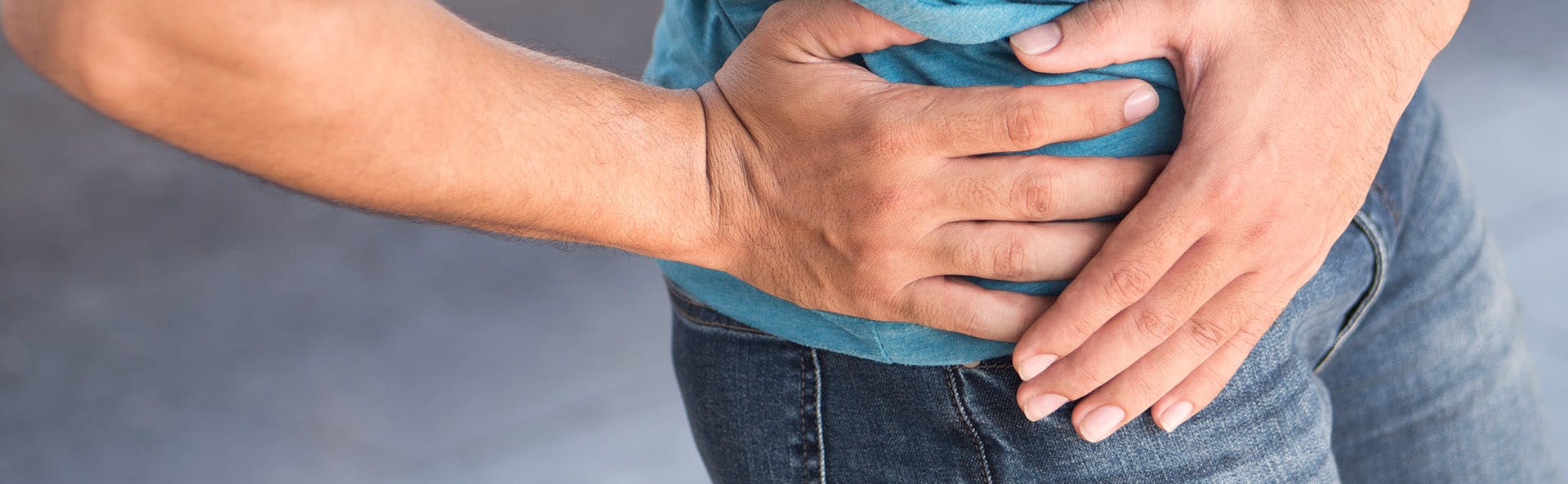 Representación de dolor de cadera. Manos en la cadera de un hombre. 