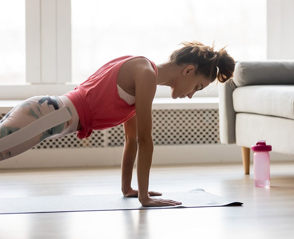 Mujer haciendo ejercicio en su casa. 