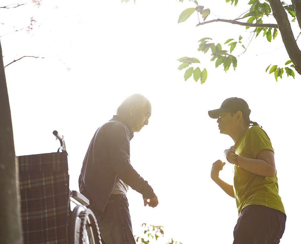 Pareja de adultos mayores ejercitándose al aire libre. 