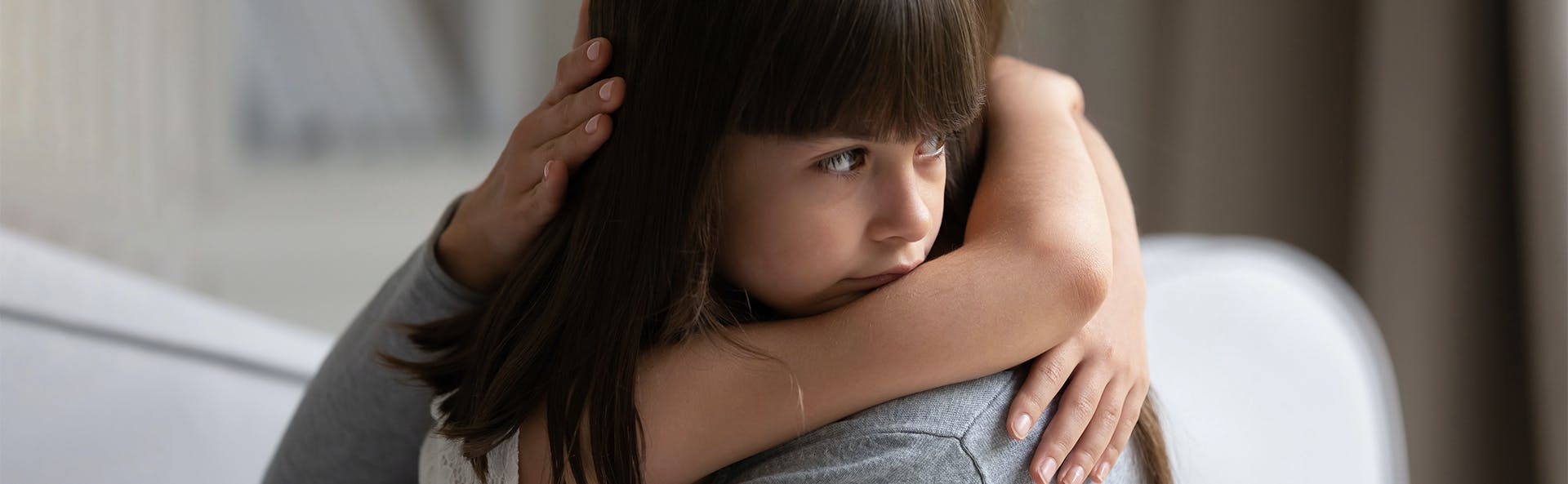 Madre e hija abrazándose. Madre e hija abrazándose.