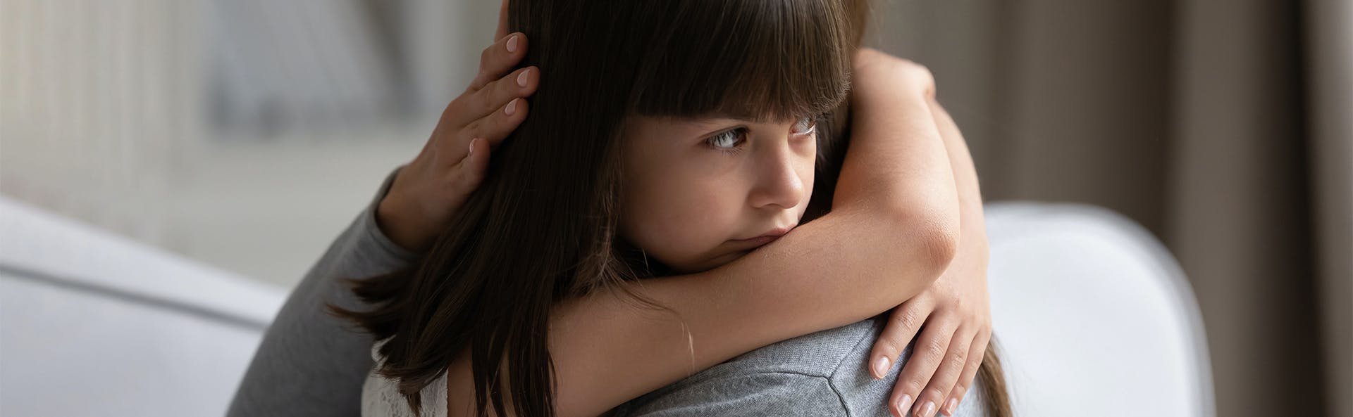 Madre e hija abrazándose. 