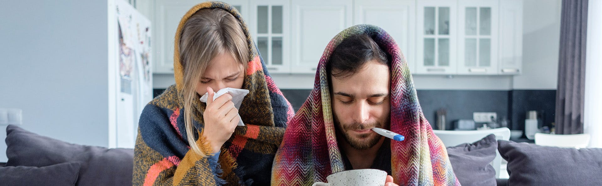 Pareja con síntomas de resfrío como congestión nasal y fiebre.