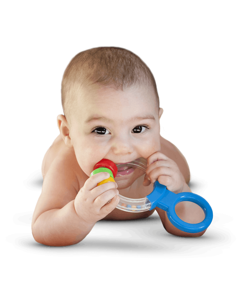 Bebé masticando un sonajero para dentición