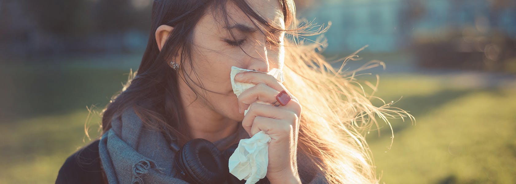 Mujer con congestión nasal limpiando su nariz. 
