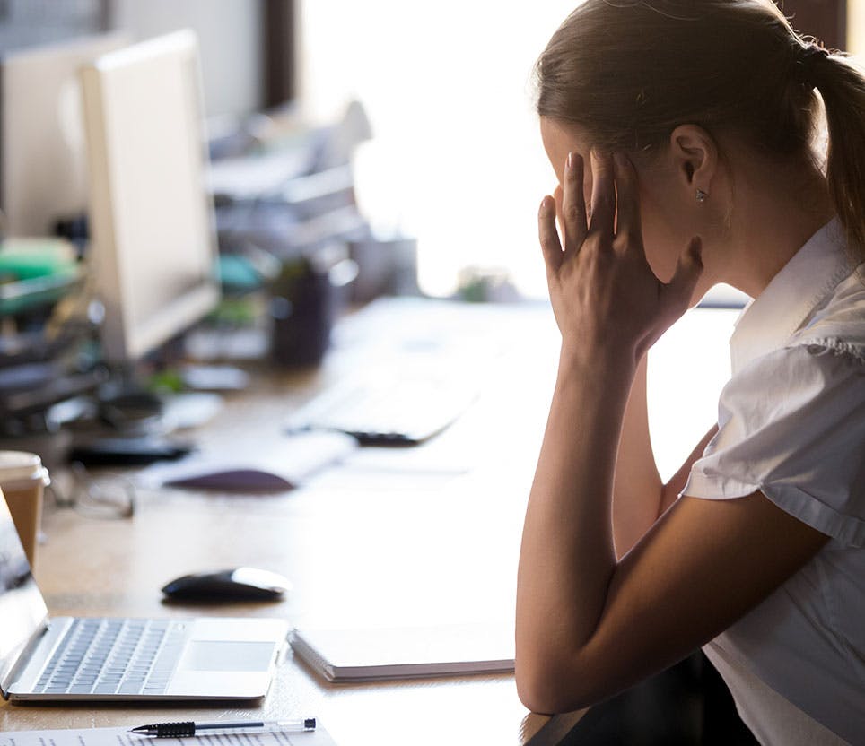 Zolben - Mujer cansada que sufre de dolor de cabeza después de un largo trabajo con la computadora portátil, masajeando las sienes