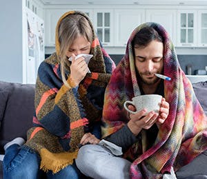 Zolben - Pareja de hombre y mujer jóvenes en su casa sufiendo de gripe o resfrío