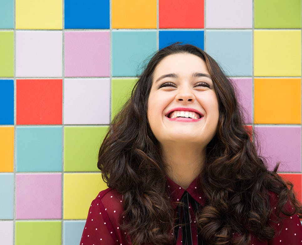Zolben - Mujer riéndose, con sus ojos cerrados Zolben - Mujer riéndose, con sus ojos cerrados