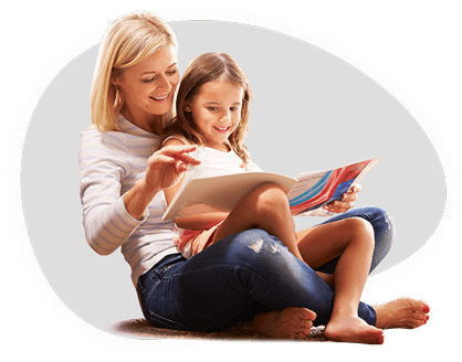Mor og datter læser sammen