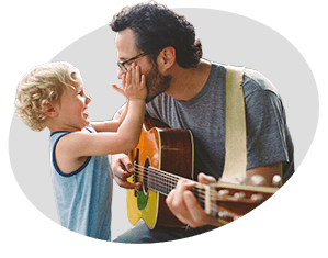 Far spiller guitar for sin søn