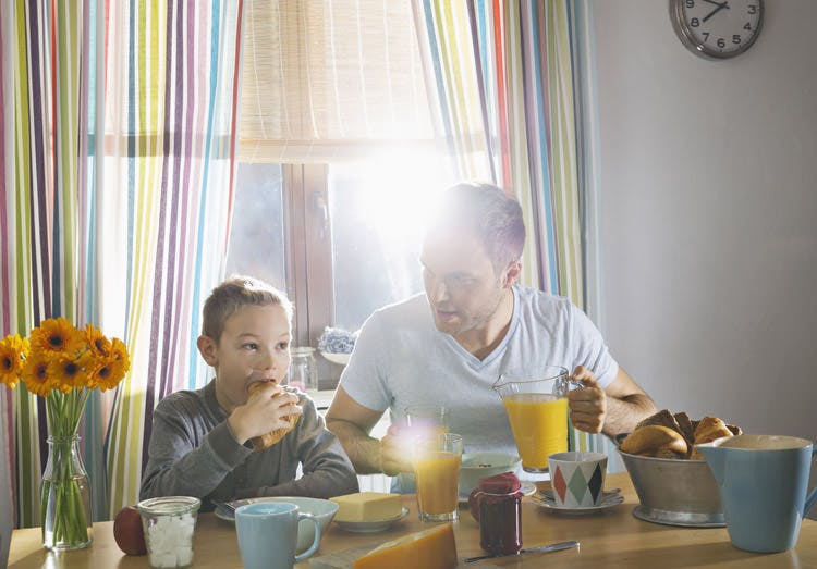 Familie spiser en sund morgenmad sammen 