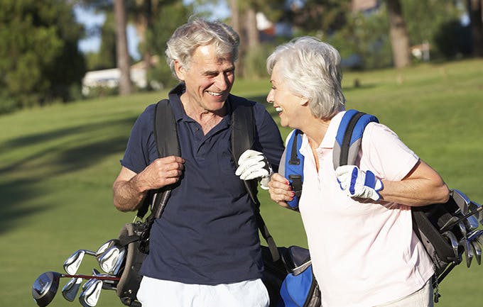 Ældre mennesker tager ud for at spille golf
