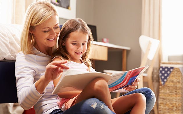 Ibu Membaca Bersama Anak Perempuannya